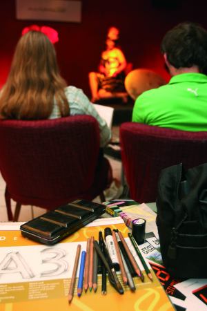 Dr. Sketchy`s Anti-Art School mit Zoë McTaggart